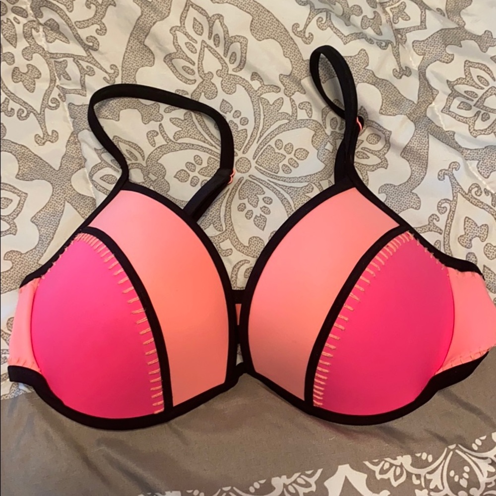 Like new Victoria’s Secret bikini top.